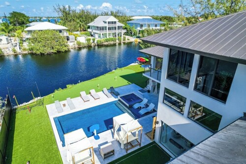 Waterfront Luxe Pool, Hot Tub, Theater, Gamesandmore