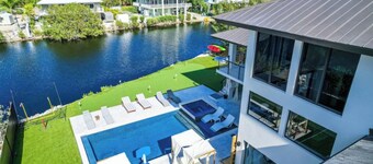 Waterfront Luxe Pool, Hot Tub, Theater, Gamesandmore