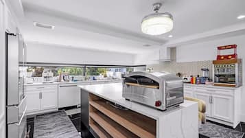 冷蔵庫、電子レンジ、オーブン、コンロ