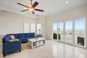 Televisión y chimenea 