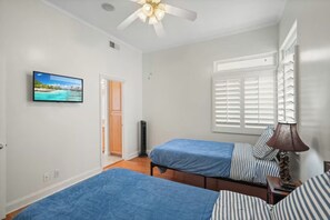 Tabla de planchar con plancha, wifi y ropa de cama