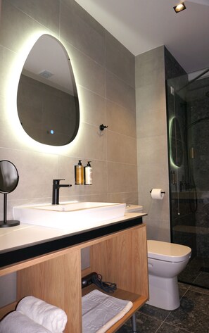 Deluxe Double Room, 2 Single Beds, Mountain View | Bathroom | Shower, rainfall showerhead, designer toiletries, hair dryer
