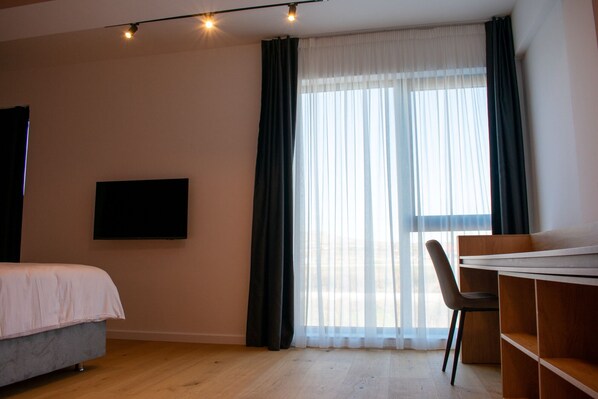 Zimmersafe, Schreibtisch, laptopgeeigneter Arbeitsplatz