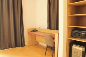 Habitación doble Deluxe, balcón, vista a la montaña | Área de sala de estar | Televisión de plasma de 55 pulgadas con canales digitales y impresora 