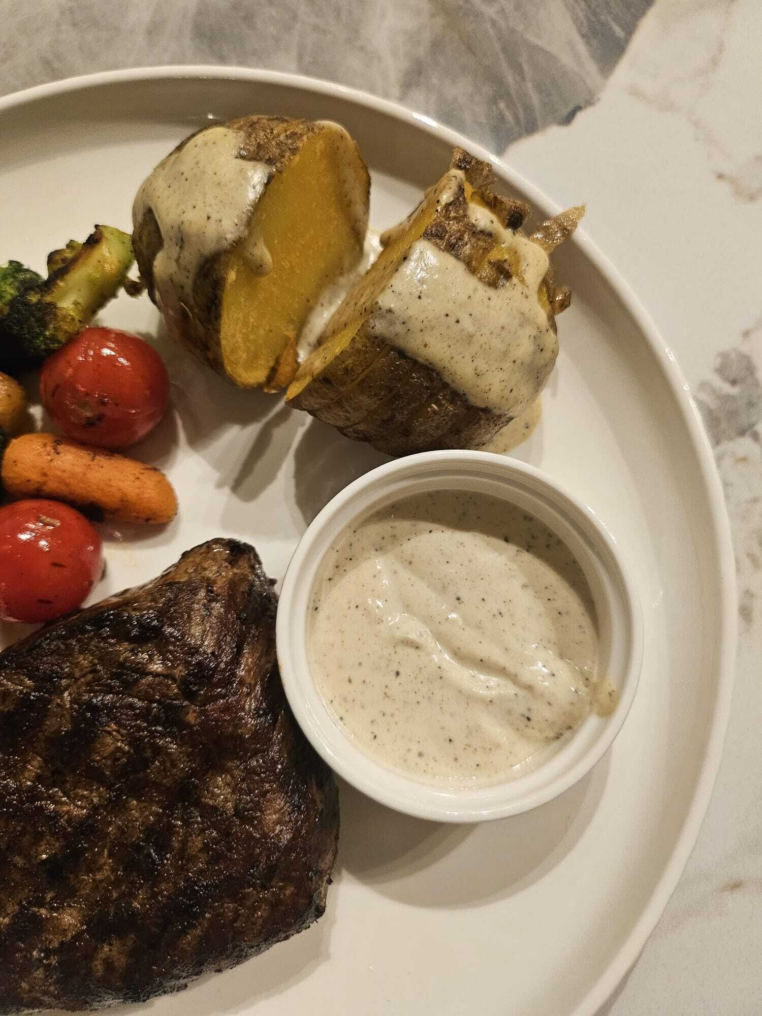 حيث تُقدم وجبات الإفطار، الغداء، العشاء، إطلالات على الحديقة