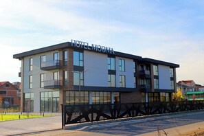 Vista frontal de la propiedad