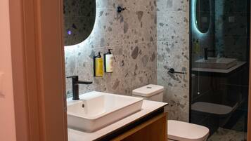 Douche, sĂšche-cheveux, chaussons, serviettes fournies