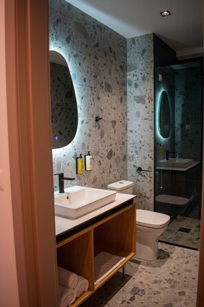 Douche, sèche-cheveux, chaussons, serviettes fournies