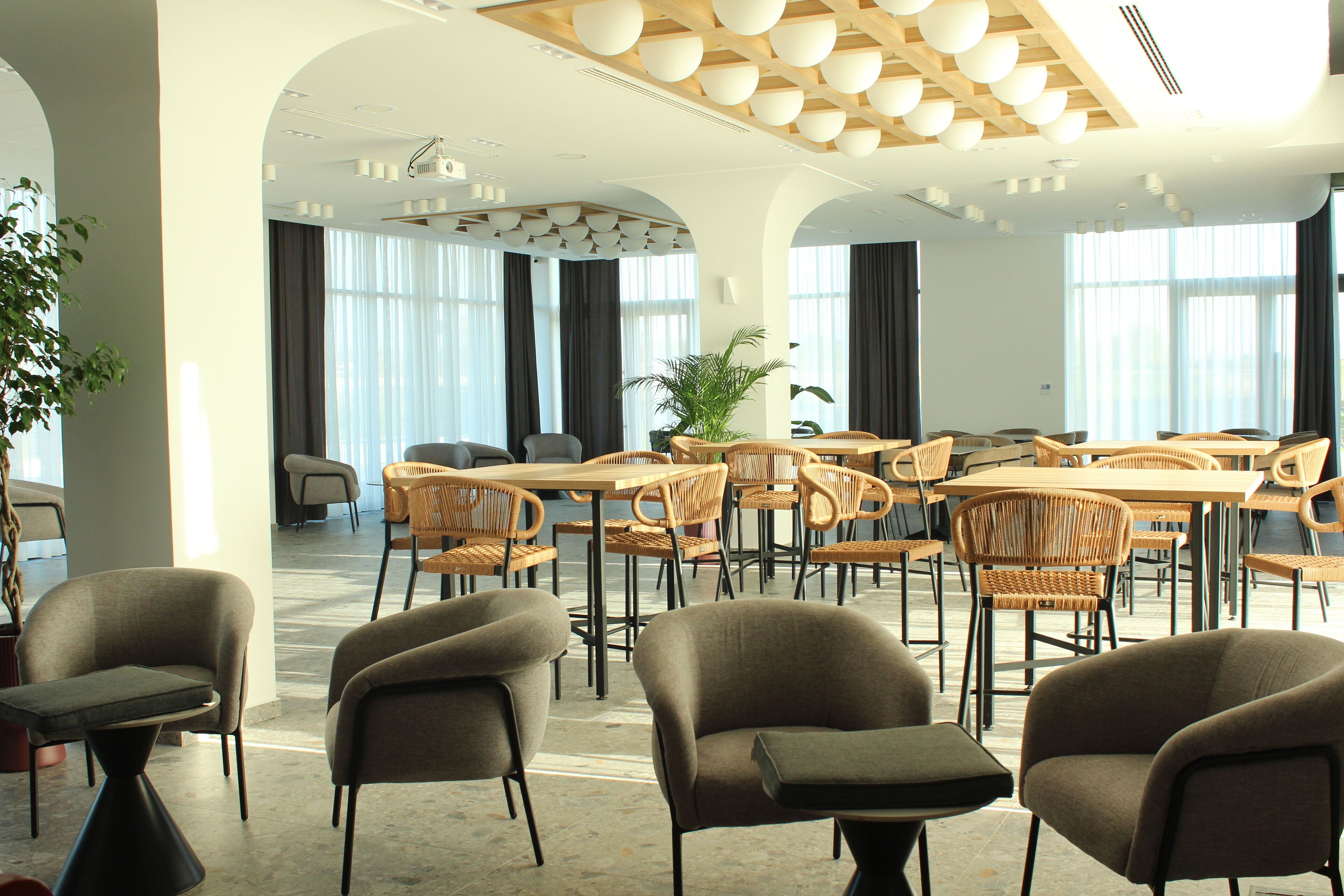 Se sirven desayunos, comidas y cenas con vista al jardín 