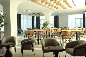 Se sirven desayunos, comidas y cenas con vista al jardín 