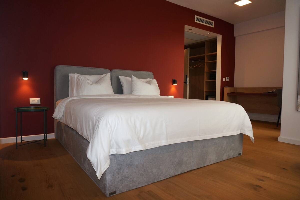 Deluxe-dobbeltværelse - tilpasset personer med nedsat mobilitet | Premium-sengetøj, senge med madrasser af memory foam, minibar