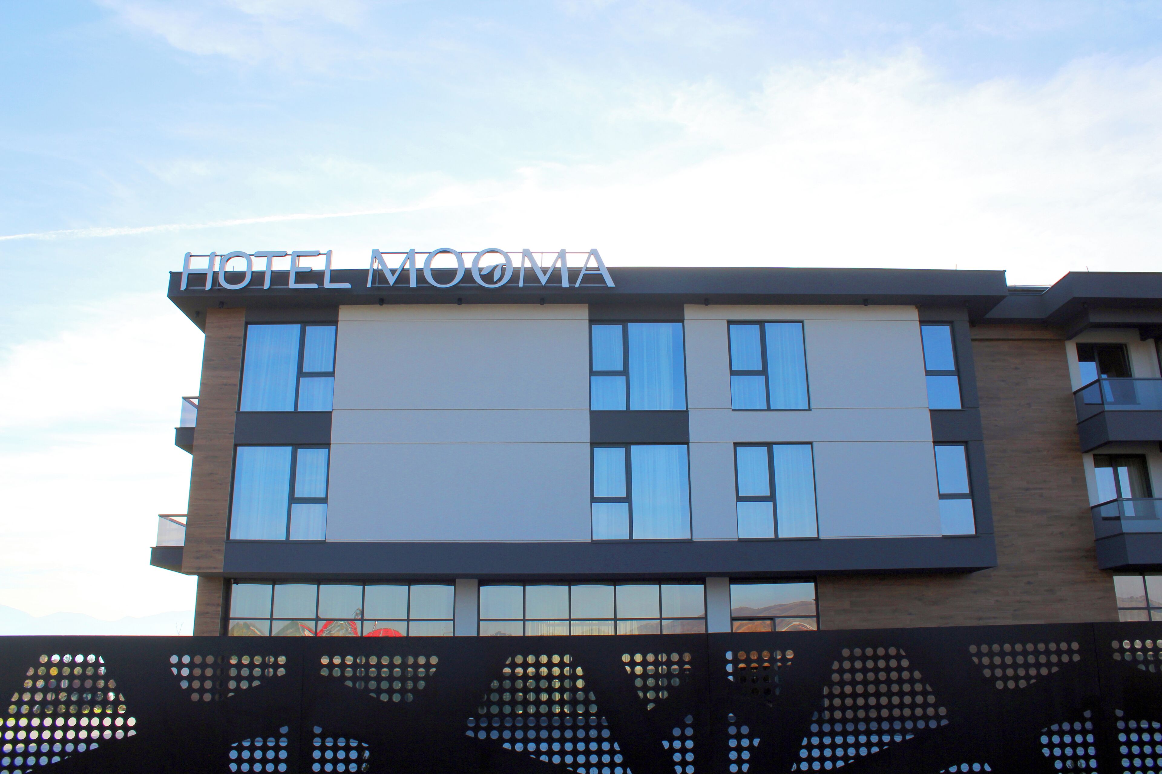 Un edificio moderno de hotel con el nombre 