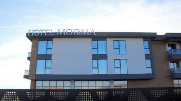 Un edificio moderno de hotel con el nombre