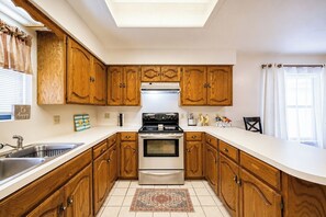 Coffee/tea maker, fridge, microwave, oven