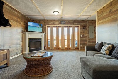 Lakefront • Dock and Boat Access • Resort Pool+Golf