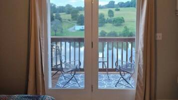 Travel crib, WiFi, bed sheets