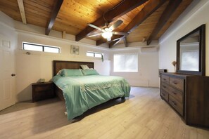 3 bedrooms, iron/ironing board, WiFi, bed sheets - Outdoor Deck • Disc/Pool Table • Fireplace • Grill (Camino)