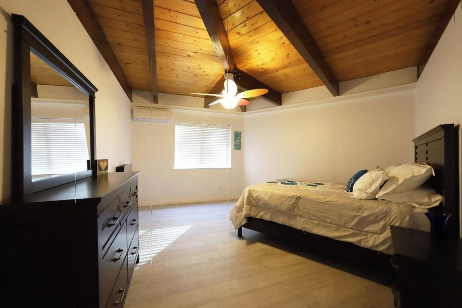 3 habitaciones, tabla de planchar con plancha, wifi y ropa de cama 