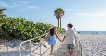 Steps to Beach, Heated Pool, 2 Queen Beds, 2BA