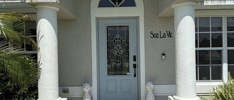 تفاصيل الفندق من الخارج