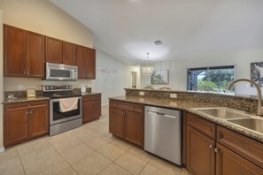 Fridge, microwave, oven, stovetop - Screened Heated Pool • Near Beach (Charlotte County)