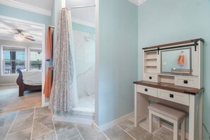 مكواة/لوح كي وسرير سفر وواي فاي وملاءات أسرّة