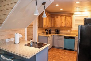 Réfrigérateur, micro-ondes, plaque de cuisson, lave-vaisselle