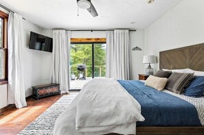 Tabla de planchar con plancha, cuna de viaje, wifi y ropa de cama