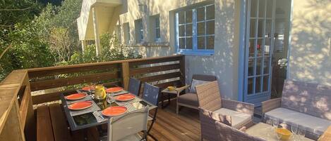 屋外ダイニングエリア