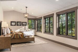 7 bedrooms, desk, iron/ironing board, travel cot