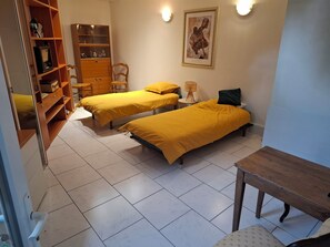 3 bedrooms, iron/ironing board, WiFi, bed sheets