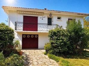 Exterior - Modern house by the sea (Arès)