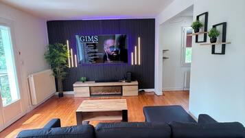 Televisie, een dvd-speler, boeken en een muziekbibliotheek