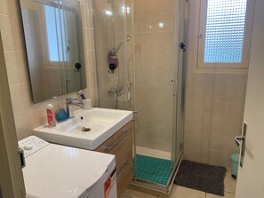 Douche, sèche-cheveux, serviettes fournies, papier toilette