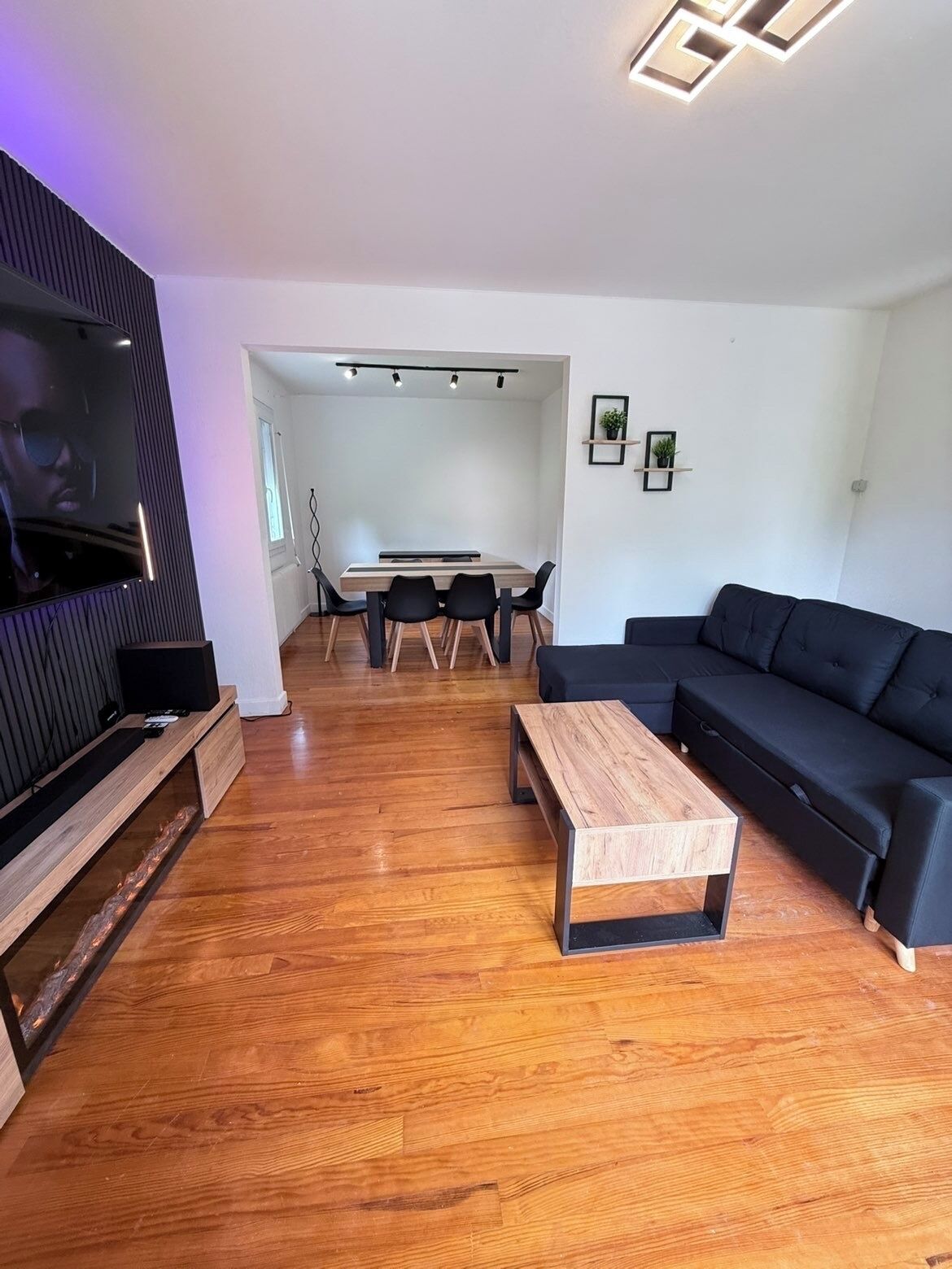 Télévision, lecteur de DVD, livres, médiathèque