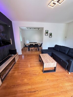 TV, DVD player, books, music library - Modern house by the sea (Arès)