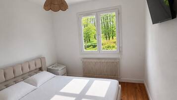 2 chambres, fer et planche Ă repasser, draps fournis