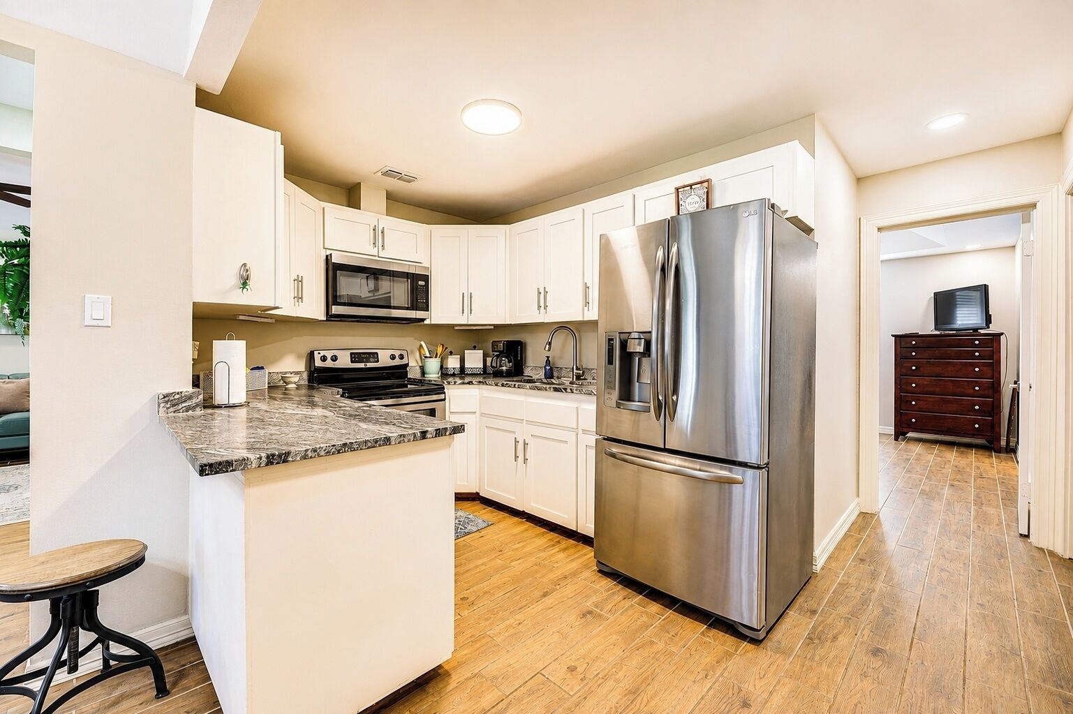 Coffee/tea maker, fridge, microwave, oven