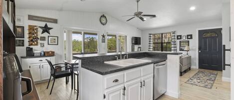 Kylskåp, mikrovågsugn, ugn och spishäll