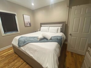 Tabla de planchar con plancha, cuna de viaje, wifi y ropa de cama 