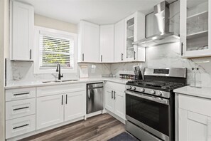 Fridge, microwave, oven, stovetop - Private Fenced Yard • Fireplace • Free Parking (Atlanta)