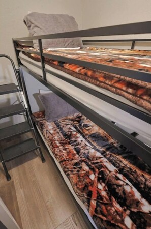 مكواة/لوح كي وسرير سفر وواي فاي وملاءات أسرّة