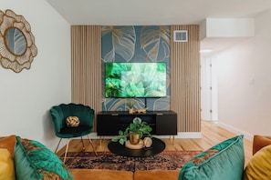 TV, fireplace