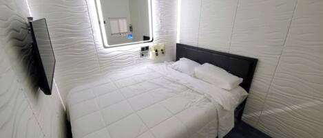 Tabla de planchar con plancha, wifi y ropa de cama