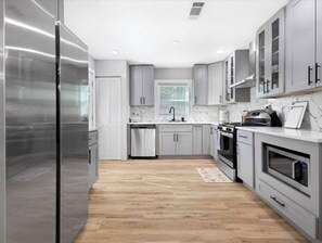 Fridge, microwave, oven, stovetop - Fireplace • Private Fenced Yard • Free Parking (Atlanta)
