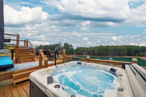 Fall Foliage Retreat: Kayaks, Hot Tub, and Pond Deck