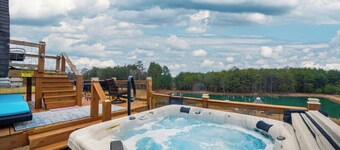 Fall Foliage Retreat: Kayaks, Hot Tub, and Pond Deck