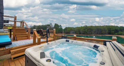 Fall Foliage Retreat: Kayaks, Hot Tub, and Pond Deck
