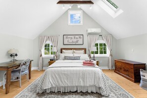 2 bedrooms, desk, iron/ironing board, travel cot - Historic Ice House Near Mystic (Stonington)