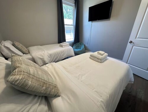 Walk to the Lake! Grill, Fireplace, Sleeps 12